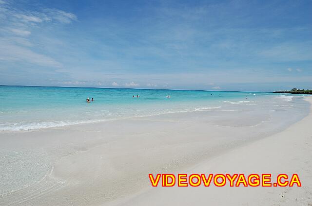 Cuba Varadero Breezes Bella Costa Les baigneurs ont de l'eau aux épaules à plus de 40 mètres du bord.