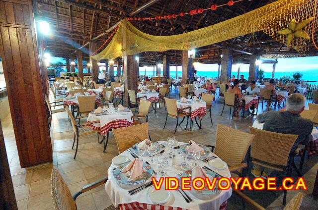 Cuba Varadero Breezes Bella Costa Une grande salle à manger avec vue sur la mer.