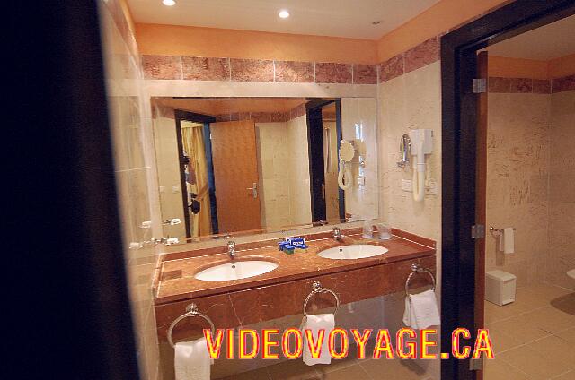 Cuba Varadero blau Varadero The bathroom with two sinks.