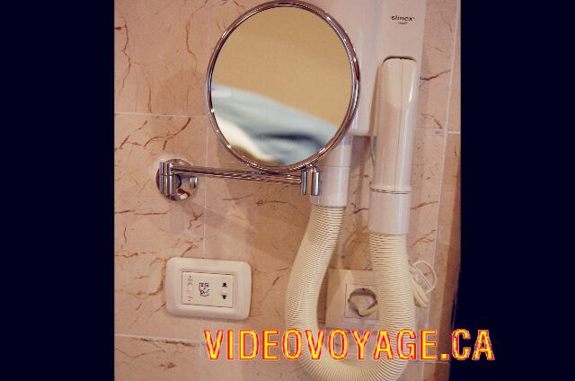 Cuba Varadero blau Varadero Hair dryer, mirror and secure power converter.