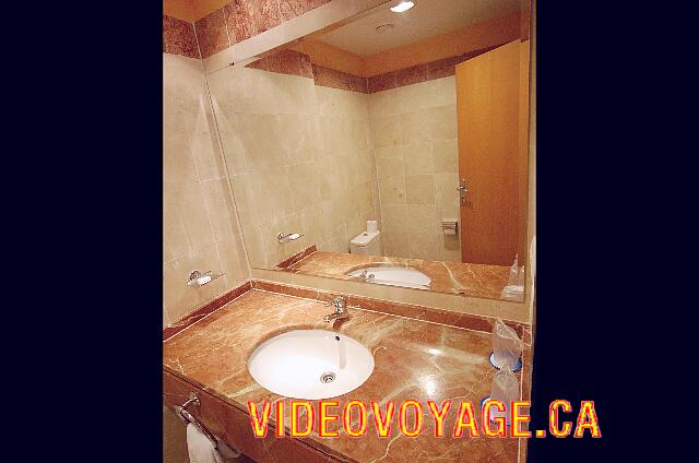 Cuba Varadero blau Varadero A second bathroom with a sink and a toilet.