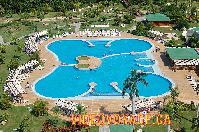 Cuba Varadero blau Varadero Over a hundred of chairs which more than half under a shelter from the sun.