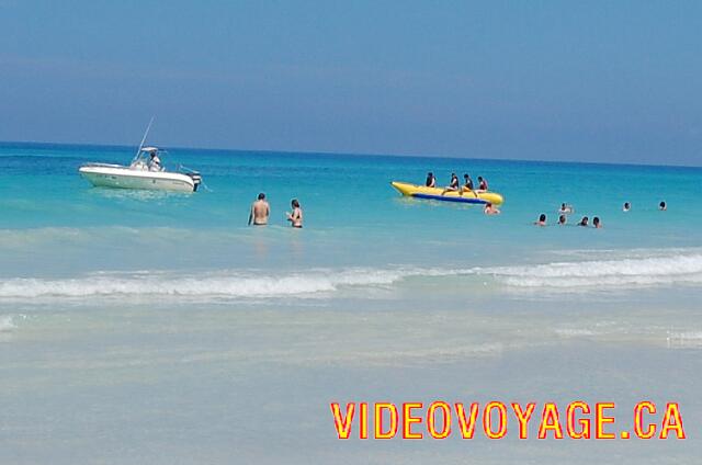 Cuba Varadero blau Varadero Con actividades motorizadas de agua para el hotel, pero no muchos barcos de motor que pasan fuera del hotel.