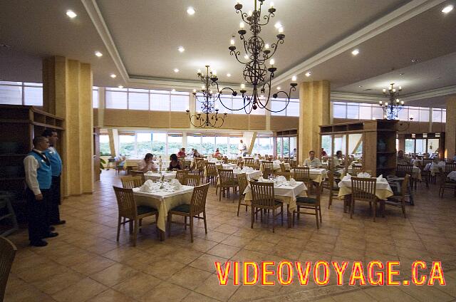 Cuba Varadero blau Varadero Un gran salón comedor dividido en sección.