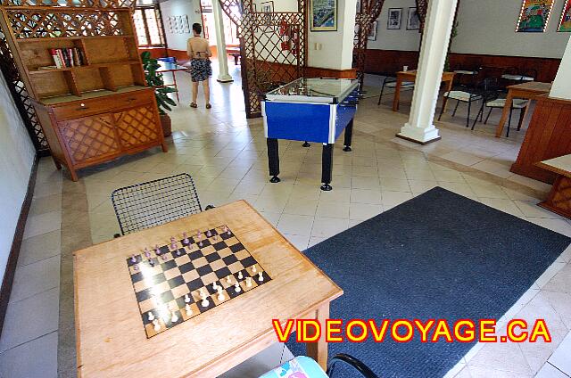 Cuba Varadero Breezes Varadero Un jeux d'échec et un jeu de soccer de table.