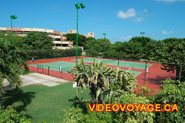Cuba Varadero Breezes Varadero Les 2 terrains de tennis avec en arrière plan le batiment qui habrite les suites junior et suites tropical.