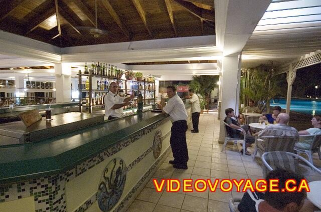 Cuba Varadero Breezes Varadero La terrasse du bar de la piscine est populaire le jour comme le soir.