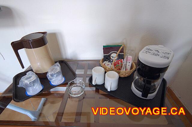 Cuba Varadero Breezes Varadero Dans la petite pièce, une cafetière, une glacière, un fer à repasser avec la planche à repasser et un autre garde-robe.