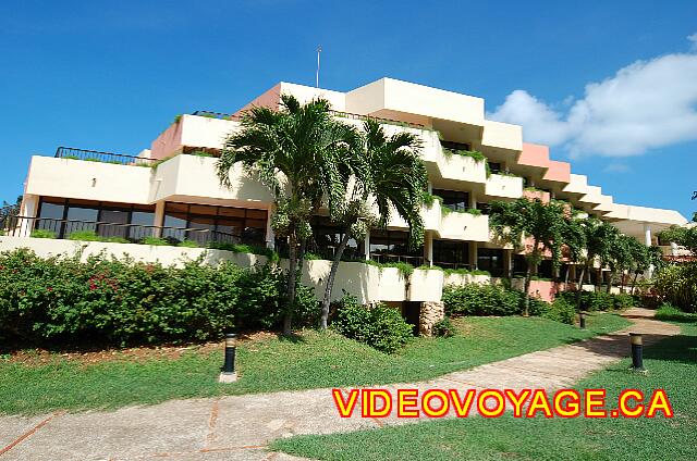 Cuba Varadero Breezes Varadero El edificio que alberga las junior suites y suites tropical.