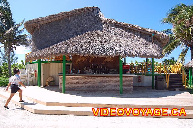 Cuba Varadero Breezes Varadero Au bar de la plage, il y a une petite terrasse à droite.  Sur cette terrasse, il y a un jacuzzi.