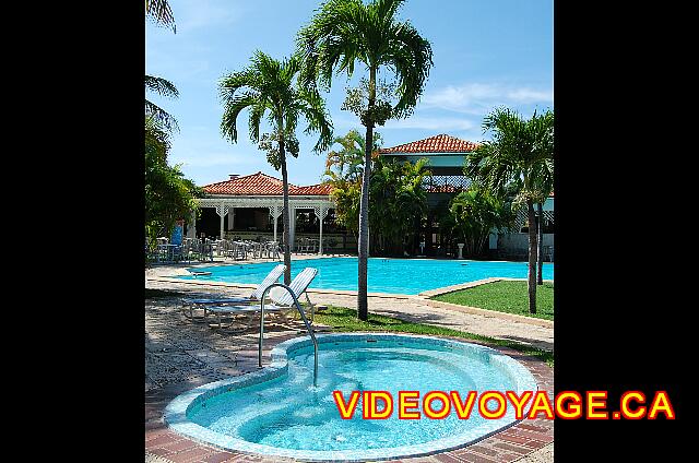 Cuba Varadero Breezes Varadero Un jacuzzi près de la piscine.