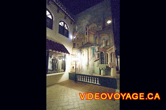 Cuba Varadero Breezes Varadero Una hermosa decoración en la pared del edificio.