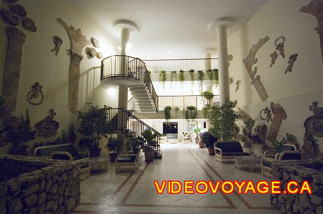 Cuba Varadero Breezes Varadero La entrada del edificio del restaurante, discoteca, junior suites y suites italianos tropicales.