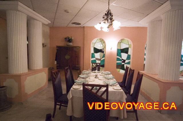 Cuba Varadero Breezes Varadero A larger table for a small group.