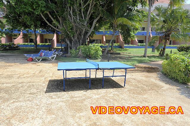 Cuba Varadero Brisas del Caribe Una mesa de ping-pong en la terraza de la piscina.