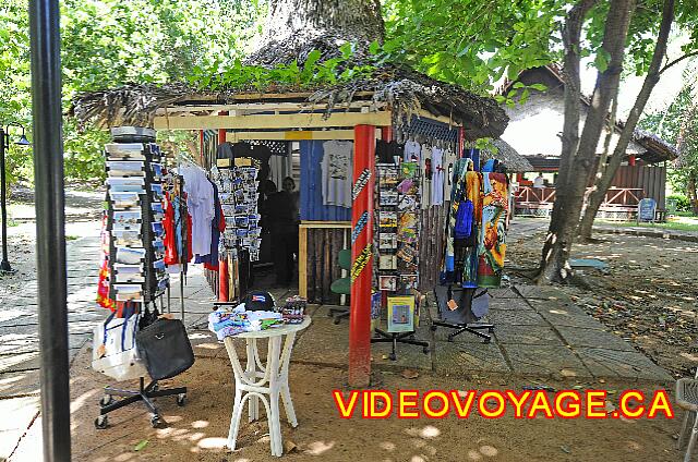 Cuba Varadero Brisas del Caribe Un artesano vende recuerdos entre la piscina y la playa.