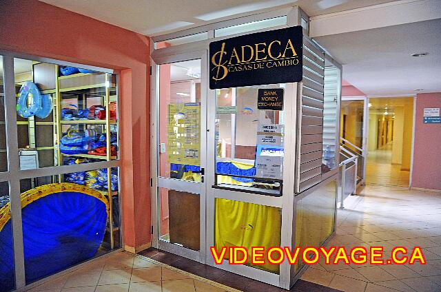 Cuba Varadero Brisas del Caribe La oficina de cambio en el vestíbulo.