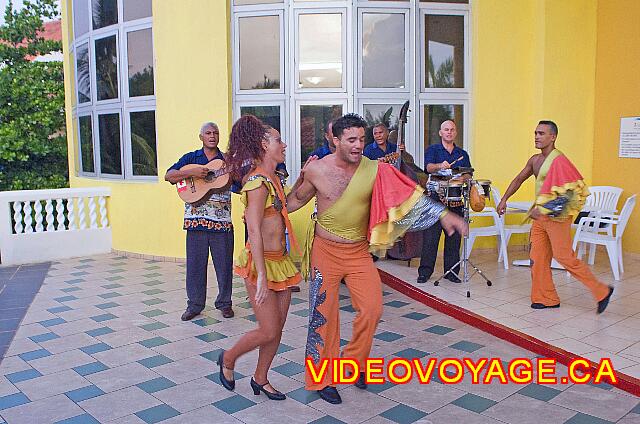 Cuba Varadero Brisas del Caribe Músicos y bailarines de la atmósfera en la terraza del Lobby.