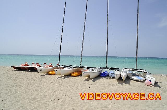 Cuba Varadero Brisas del Caribe Los catamaranes, kayaks y pédalots en la playa.