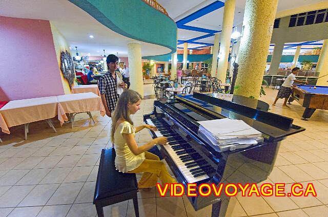 Cuba Varadero Brisas del Caribe Un pianista cerca del bar por la noche.