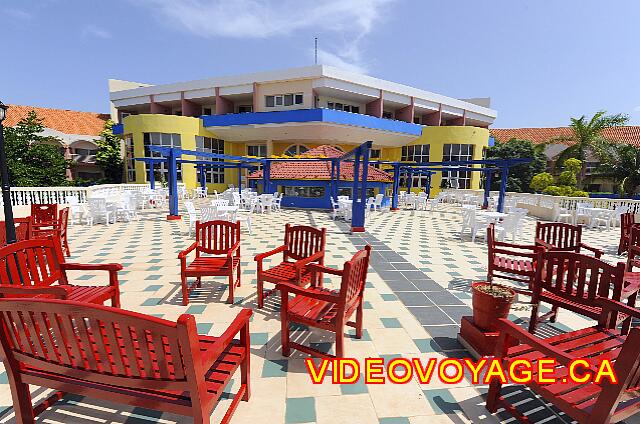 Cuba Varadero Brisas del Caribe Una gran terraza al aire libre disponible cerca del bar.