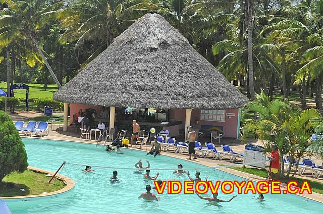 Cuba Varadero Brisas del Caribe El bar en la piscina principal.