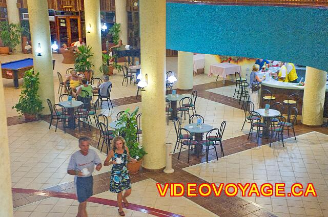 Cuba Varadero Brisas del Caribe Por la noche, algunos clientes en el bar y mesas.