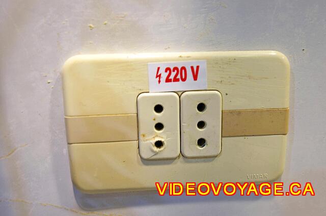 Cuba Varadero Brisas del Caribe La prise de courant de 220 volts dans la chambre de bain.