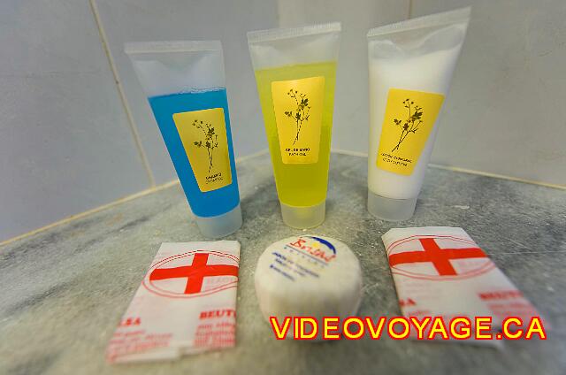 Cuba Varadero Brisas del Caribe Les articles de soins personnel sur le comptoir de la chambre de bain.