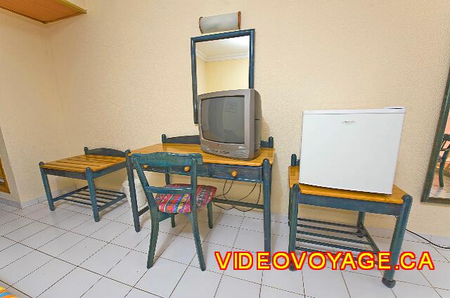 Cuba Varadero Brisas del Caribe Una decoración sencilla, que no ofrece espacio de almacenamiento, muebles para depositar el equipaje, un artista de maquillaje para recibir la televisión y otros muebles para el refrigerador.