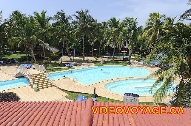 Cuba Varadero Brisas del Caribe Una piscina de secundaria que termina junto a un gran jacuzzi.