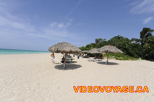 Cuba Varadero Brisas del Caribe En arrivant sur la plage... des palapas