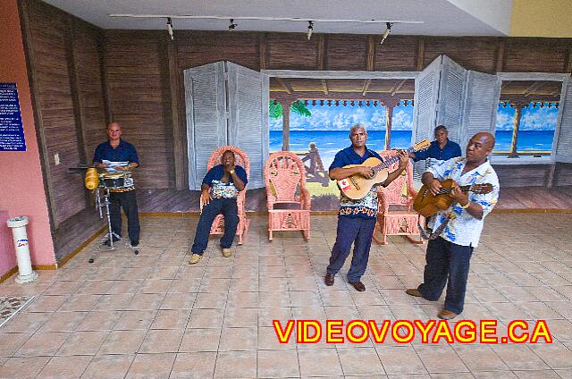 Cuba Varadero Brisas del Caribe A l'entrée du restaurant buffet, les musiciens qui recoivent les clients.