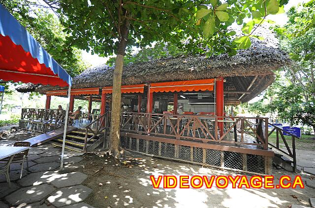 Cuba Varadero Brisas del Caribe En verano, el restaurante puede ser cerrado por la noche, un número insuficiente de cliente y el número de mosquitos son las principales razones.