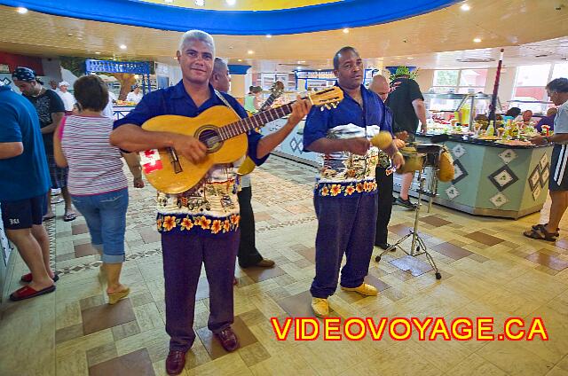 Cuba Varadero Brisas del Caribe Los músicos en el comedor de un ambiente agradable.