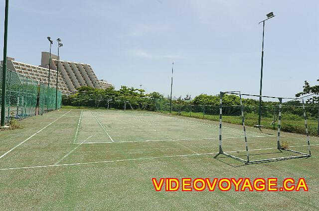 Cuba Varadero Club Amigo Aguas Azules Un autre terrain de tennis utilisé pour jouer au soccer.