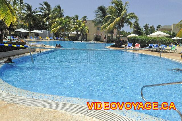 Cuba Varadero Club Amigo Aguas Azules Un filet de volleyball dans la piscine Trinidad du secteur des bungalows.