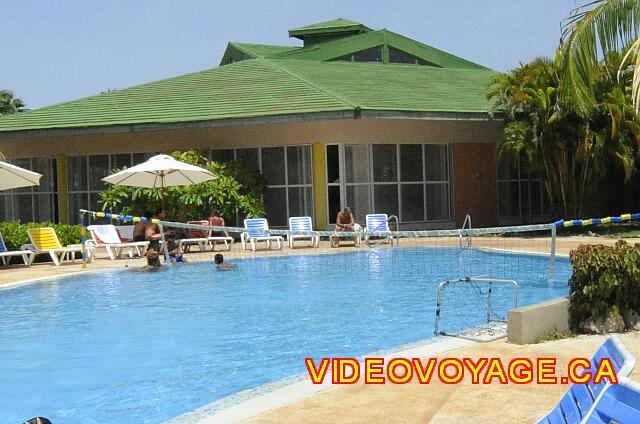 Cuba Varadero Club Amigo Aguas Azules Un filet de volleyball dans la piscine Trinidad du secteur des bungalows.