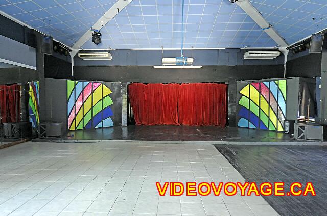 Cuba Varadero Club Amigo Aguas Azules El interior de la discoteca que se puede utilizar para espectáculos en caso de lluvia.