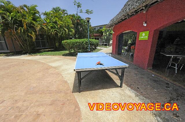 Cuba Varadero Club Amigo Aguas Azules Una mesa de ping pong en la terraza de la piscina del sector bungalows.