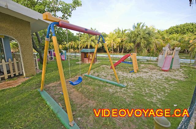 Cuba Varadero Club Amigo Aguas Azules La zona de juegos al aire libre en la parte trasera del mini-club. No hay piscina directamente en el club infantil.