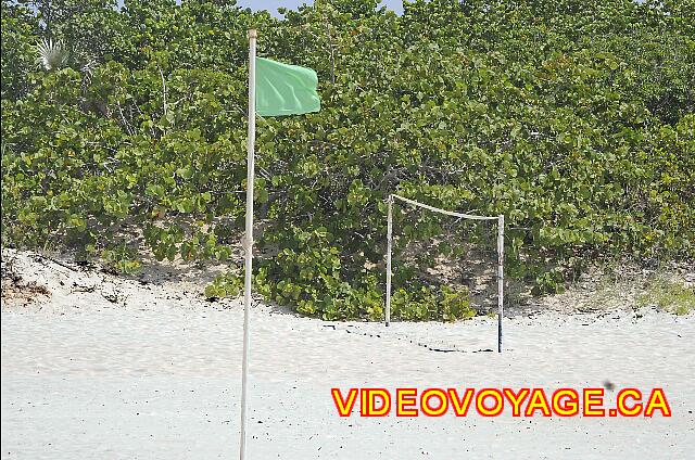 Cuba Varadero Club Amigo Aguas Azules Le drapeau est normalement vert, ce qui permet les clients de faire des sports nautiques.  En arrière plan un filet de volleyball sur la plage.