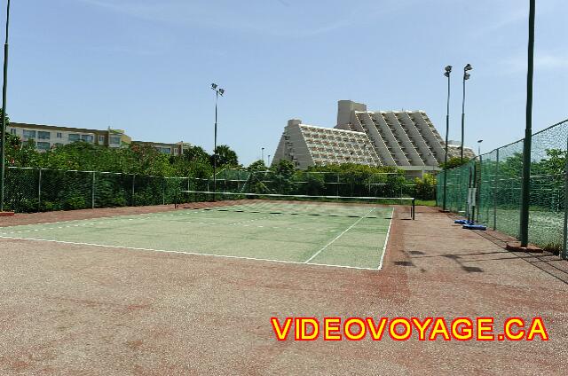 Cuba Varadero Club Amigo Aguas Azules Un terrain de tennis dans le secteur des bungalows.  Trouver des balles de tennis est peut être le défit le plus grand.
