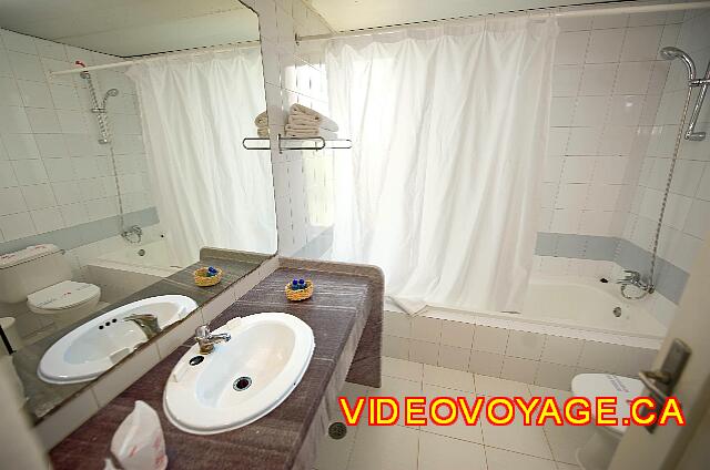 Cuba Varadero Club Amigo Aguas Azules The bathroom average size.