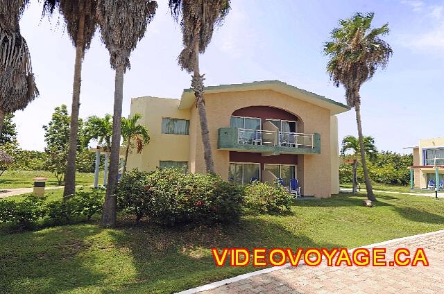 Cuba Varadero Club Amigo Aguas Azules Una fachada con balcones en todos los pisos. Hay 4 habitaciones en cada planta.