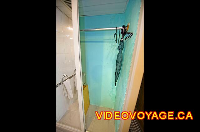 Cuba Varadero Club Amigo Aguas Azules Un lado de la guardia vestido con un paraguas.