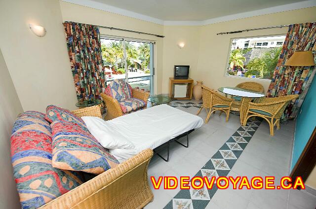 Cuba Varadero Club Amigo Aguas Azules La pequeña sala de estar con un ancho sofá cama individual, ideal para familias. A la una puerta corredera, pero sin balcón en el segundo piso a la izquierda, llevando las habitaciones en la planta que el segundo balcón.