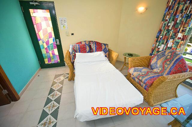 Cuba Varadero Club Amigo Aguas Azules La puerta de la habitación y el acceso a la cámara de izquierda a través de la cámara de baño.