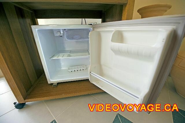 Cuba Varadero Club Amigo Aguas Azules En el marco del segundo televisor, un refrigerador con un congelador. Este refrigerador hay aislamiento acústico.