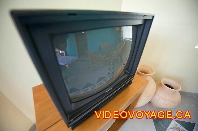 Cuba Varadero Club Amigo Aguas Azules La televisión en el salón, hay otro televisor en el dormitorio.